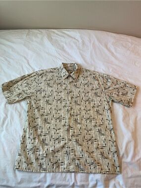 Men's Short-Sleeve Button-Down Shirt in Light Beige Geo Print